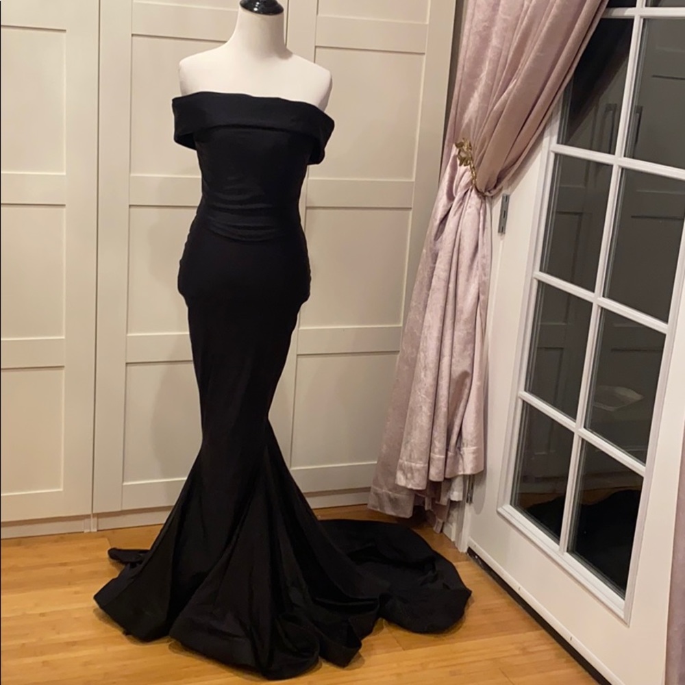 Black off the shoulder evening gown: Size-XS